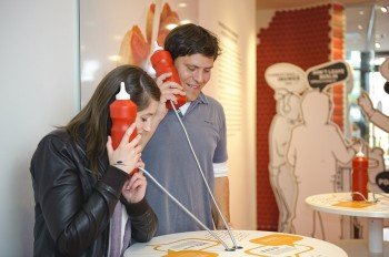 Skurrile Stationen wie hier die Ketchup-Hörflaschen gibt es im Currywurst-Museum einige.