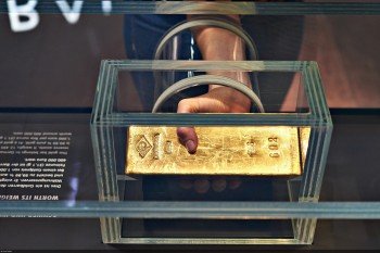 Goldbarren zum Anfassen: 440.000 Euro ist der 12,5 Kilogramm schwere Barren wert, den man im Geldmuseum in Frankfurt anfassen kann.