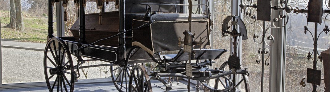 Rund um das Thema Sterben, Bestattung und Trauern, im Bild eine Kutsche mit Sarg aus dem 19. Jahrhundert, drehen sich die Ausstellungen im Museum für Sepulkralkultur in Kassel.