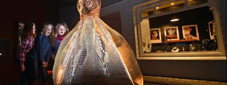 Ein Kleid aus Draht ist im Drahtmuseum in Altena zu bestaunen.