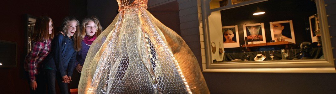 Ein Kleid aus Draht ist im Drahtmuseum in Altena zu bestaunen.