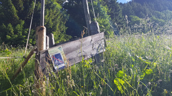 Schilder weisen auf die Regeln im Naturschutzgebiet hin.