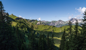 Der Jakobsweg führt von Stams in Tirol über das Tannheimer Tal bis nach Oberstaufen im Allgäu und weiter nach Santiago di Compostella.