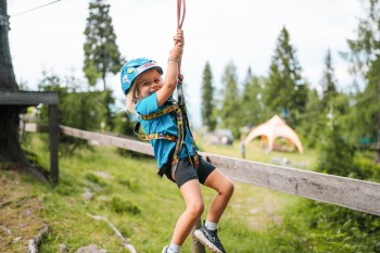 Sommerrodeln, Schaukeln, Klettern – am Nassfeld warten Action und Abenteuer, die Kinderaugen strahlen lassen.
