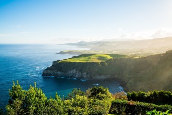 Die Inselgruppe der Azoren liegt mitten im Atlantik und gehört zu Portugal.