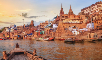 In der indischen Stadt Varanasi kannst du spirituelle Zeremonien erleben.