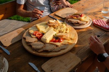 Kulinarischer Hochgenuss trifft hier auf tiroler Gastfreundschaft.