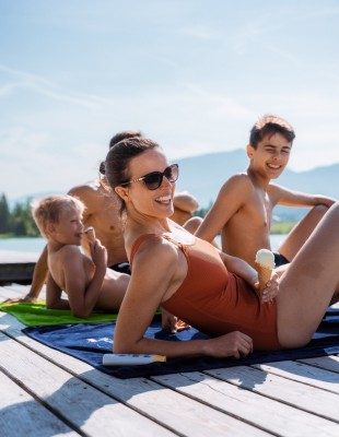 Der Walchsee zählt mit Wassertemperaturen von bis zu 24 Grad zu den wärmsten Badeseen Tirols.