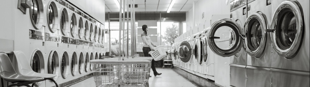 Im Waschsalon gibt es neben Waschmaschinen oft auch Waschmittel und Körbe.