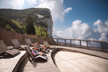 Pause mit Panoramablick: Auf der Steinplatte laden gemütliche Ruheplätze wie die Panorama Muschel dazu ein, die Tiroler Bergwelt in aller Ruhe zu genießen.