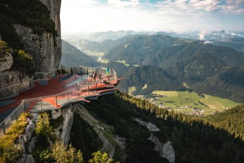 Spektakulärer Weitblick: Von der Aussichtsplattform auf der Steinplatte eröffnet sich ein beeindruckendes Panorama über die umliegende Bergwelt.