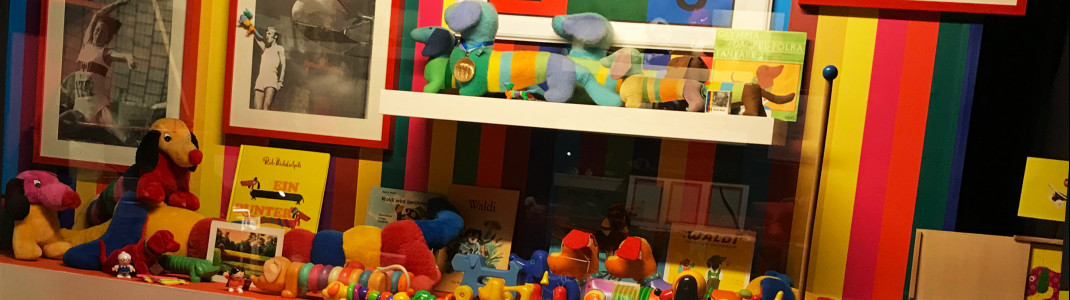 Auch Olympia-Maskottchen "Waldi" darf natürlich nicht fehlen.