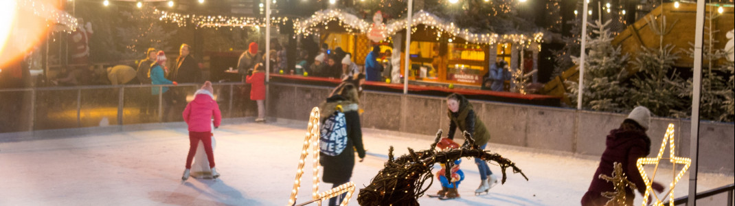 Schlitterndes Vergnügen auf dem Eislaufplatz am Skandinavischen Rafting See.