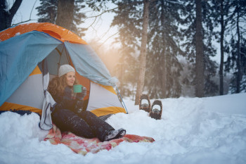 Wer im Winter campen will, der sollte ausreichend warme Ausrüstung einpacken.