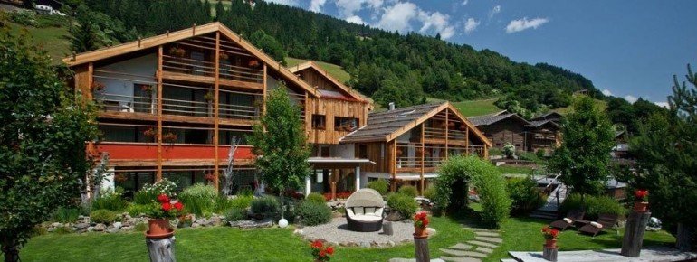 Mit viel Holz fügt sich der Waltershof in das Dorfbild ein