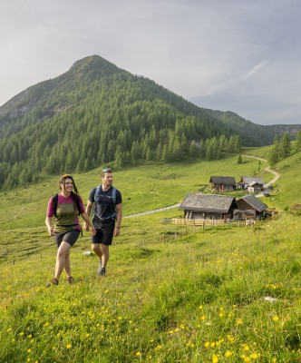 Über 220 km Wanderwege, am Berg bis 2.139 m, im Tal auf 842 m, warten hier auf dich.