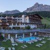 Das Dolomiti Wellness Hotel Fanes befindet sich in einmaliger Lage unterhalb des Fanes-Massivs