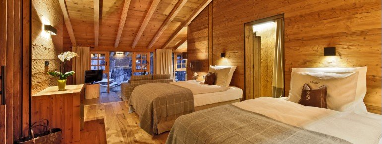 Exklusive Einrichtung und viel Holz erzeugen eine einmalige Atmosphäre