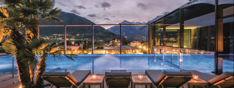 Romantische Abendstimmung am Pool