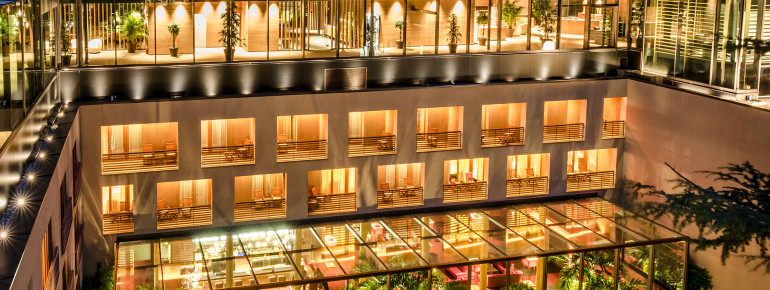 Hotelansicht bei Nacht