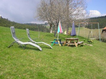 Liegewiese mit Grillplatz und Spielplatz