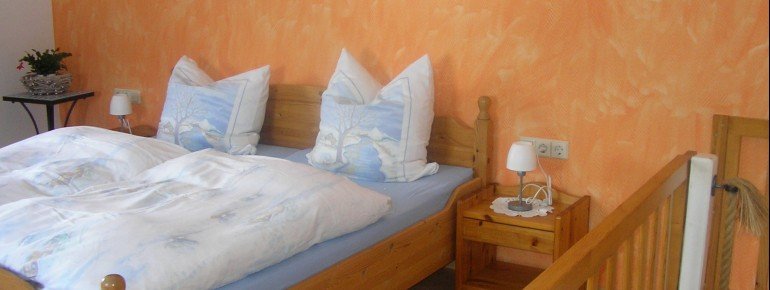 Schlafzimmer im OG mit Treppenaufgang