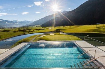 Im Infinity Pool genießen Gäste den Ausblick auf die Berge des Zillertals