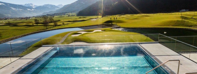 Im Infinity Pool genießen Gäste den Ausblick auf die Berge des Zillertals