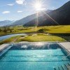 Im Infinity Pool genießen Gäste den Ausblick auf die Berge des Zillertals