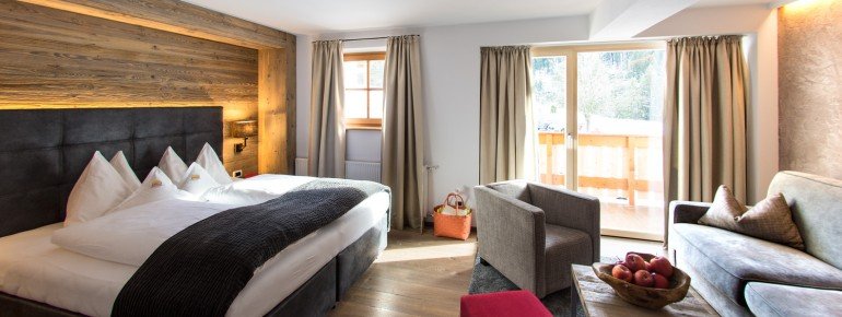 Die Zimmer laden mit viel Holz und anderen Naturstoffen zum Wohlfühlen ein