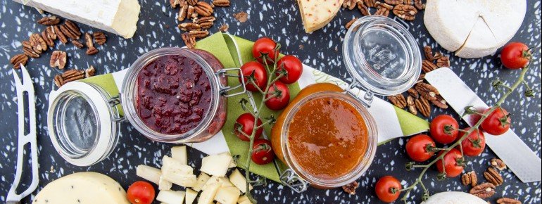 Perfektes Frühstück für einen aktiven Tag in der Natur