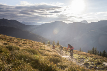 Neben der sportlichen Herausforderung kannst du die Aussicht auf die Bergwelt genießen.