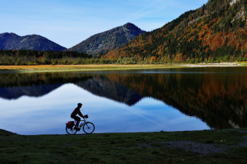Auf der Etappe von Ruhpolding nach Reit im Winkl kommst du an mehreren idyllischen Seen, wie beispielsweise dem Weitsee, vorbei.