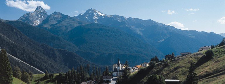Ruhig liegt der kleine Ort Wiesen im Schutz der Schweizer Alpen