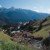 Ruhig liegt der kleine Ort Wiesen im Schutz der Schweizer Alpen