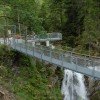 Eine Hängebrücke führt über den Wasserfall im Unteren Grund