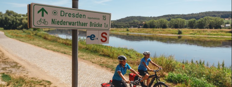 Ein Highlight des Wegs: Das Residenzschloss Dresden präsentiert sich unmittelbar am Elberadweg.