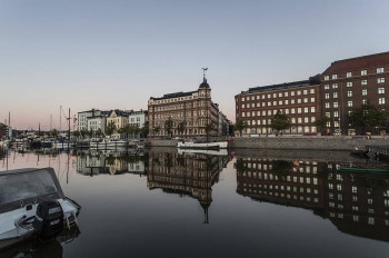 Eine Sommernacht in Helsinki ist ein Highlight gleich zu Beginn der Strecke.