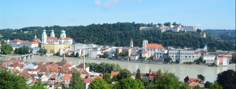 Ziel des Innradwegs ist die niederbayerische Stadt Passau, wo der Inn auf die beiden Flüsse Donau und Ilz trifft.