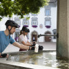 Wasser tanken beim Magdalenenbrunnen in Hall in Tirol