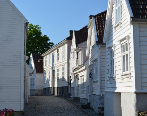Die typischen weißen Häuser in der Altstadt von Stavanger