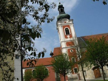 Neualbenreuth bietet Fachwerkhäuser, ein Heilquellenkurbad und diese schöne Kirche