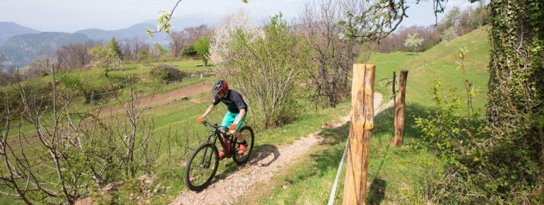 Die Vicania Bike Nr. 351 führt auf unbefestigten Wegen rund um die Halbinsel südlich von Lugano – mit Blick auf den See und die umliegenden Berge.