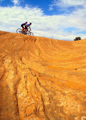 Entgegen aller Annahmen ist der Slickrock Trail lediglich bei Nässe glatt; seine Oberfläche gleicht der Struktur von Sandpapier.