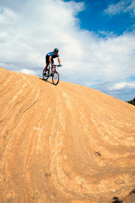Der Slickrock Trail ist einer der berühmtesten und beliebtesten Bike-Routen der Welt. Weiße Wegmarkierungen garantieren, dass keiner verloren geht oder sich verirrt.