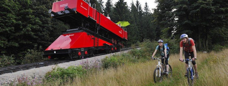 Die Oberweißbacher Bergbahn im Blick.