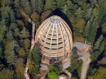 Highlight der Tour ist das Nationalparkzentrum in Neuschönau mit dem großen Tier-Freigehege und dem 44 Meter hohen Baumturm - erreichbar über einen 1,3 km langen Baumwipfelpfad