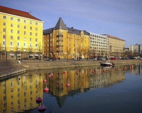 Gebäude am Wasser in Helsinki