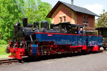 Die Tour führt an der Zugstrecke der Preßnitztalbahn entlang.