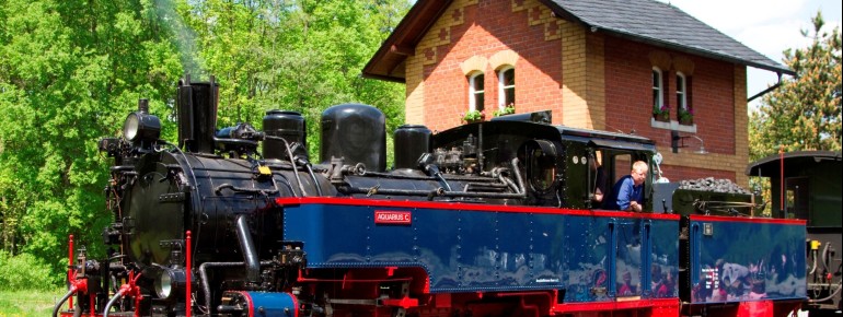 Die Tour führt an der Zugstrecke der Preßnitztalbahn entlang.